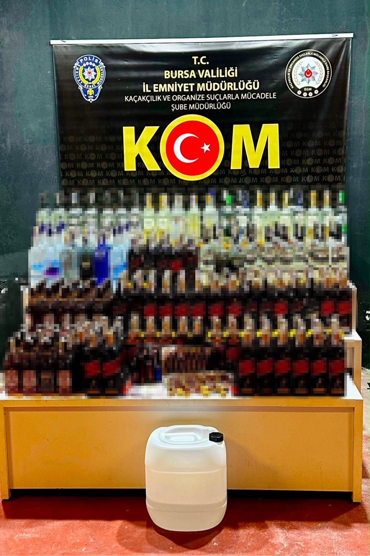 Bursa’da sahte alkol operasyonu: Yüzlerce şişe ele geçirildi 1 bursada sahte alkol operasyonu yuzlerce sise ele gecirildi b241af5f4c88