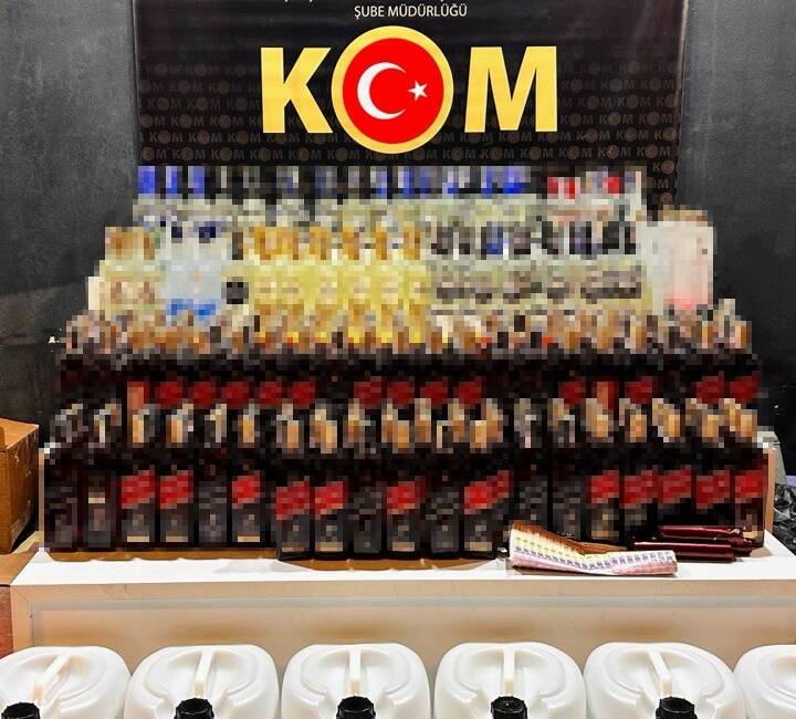 Bursa’da sahte içki operasyonu: Litrelerce ele geçirildi Bursa’da polis ekiplerince düzenlenen sahte içki operasyonunda yüzlerce şişe sahte