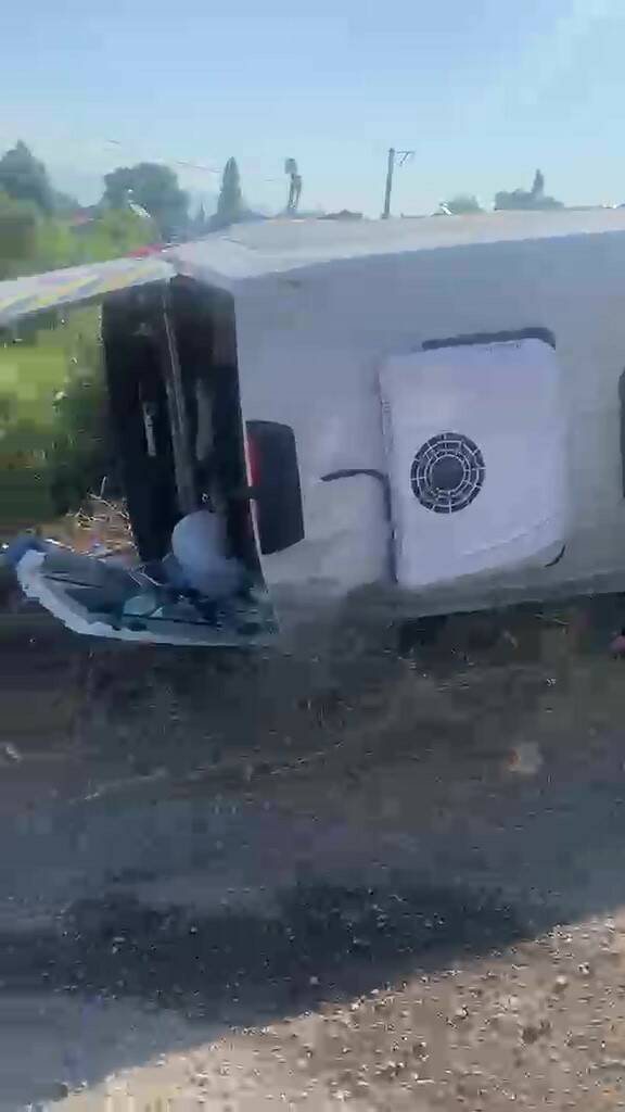 Bursa'da servis ile otomobil çarpıştı! Çok sayıda yaralı var... 4 bursada servis ile otomobil carpisti cok sayida yarali var 0c6d5496e0ad