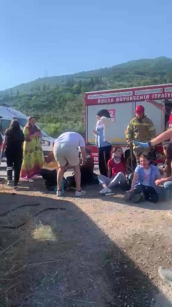 Bursa'da servis ile otomobil çarpıştı! Çok sayıda yaralı var... 2 bursada servis ile otomobil carpisti cok sayida yarali var cfeee4838053