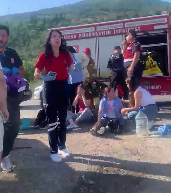 Bursa’da servis ile otomobil çarpıştı! Çok sayıda yaralı var… Bursa’da işçi servisi ile otomobilin kafa kafaya çarpıştığı kazada ilk