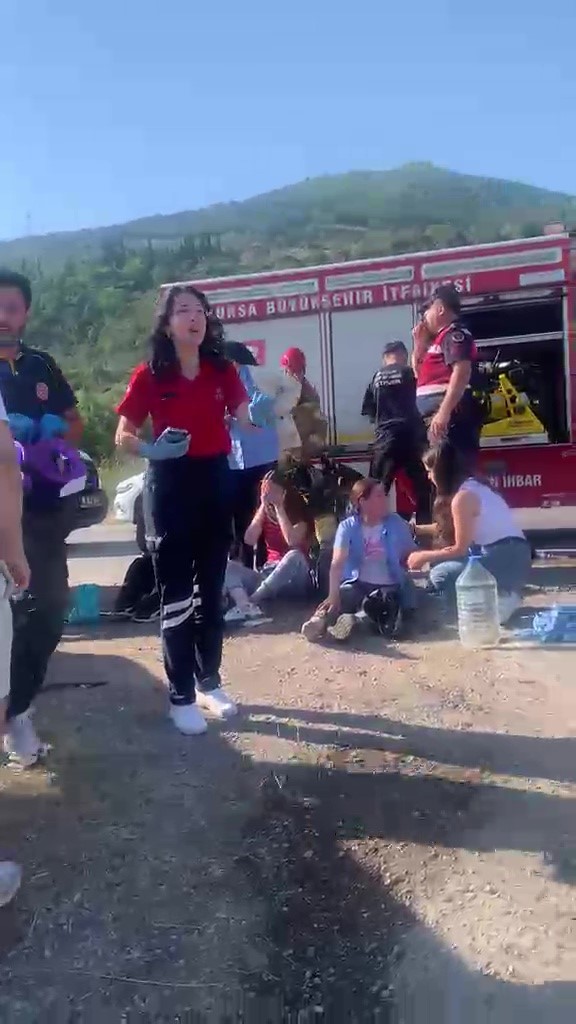 Bursa'da servis ile otomobil çarpıştı! Çok sayıda yaralı var... 6 bursada servis ile otomobil carpisti cok sayida yarali var dd81b53f70a1