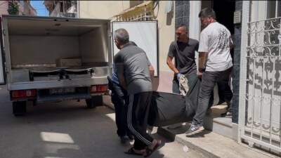 Bursa’nın Osmangazi ilçesinde evine girmek istediği sırada merdivenlerde düşerek başını
