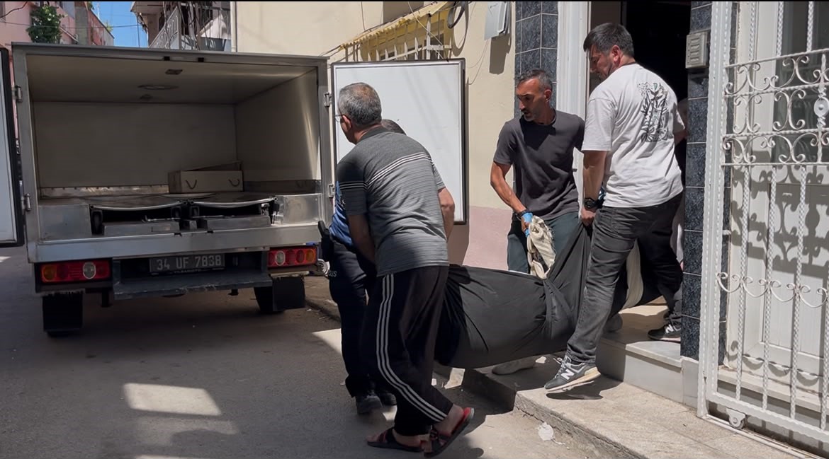 Bursa’da talihsiz ölüm! Acılı annenin feryadı yürekleri dağladı Bursa’nın Osmangazi ilçesinde evine girmek istediği sırada merdivenlerde düşerek başını