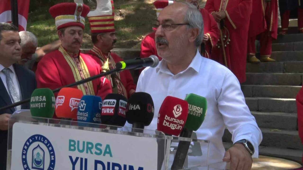 Bursa'da tarihi tören: Çelebi Mehmed dualarla anıldı 3 bursada tarihi toren celebi mehmed dualarla anildi e8f331320d59
