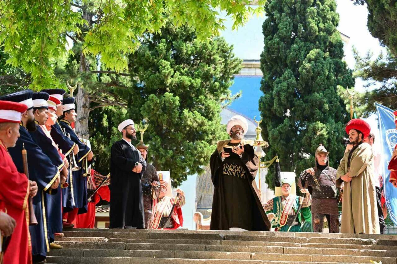 Bursa'da tarihi tören: Çelebi Mehmed dualarla anıldı 4 bursada tarihi toren celebi mehmed dualarla anildi e93cfa9a147c