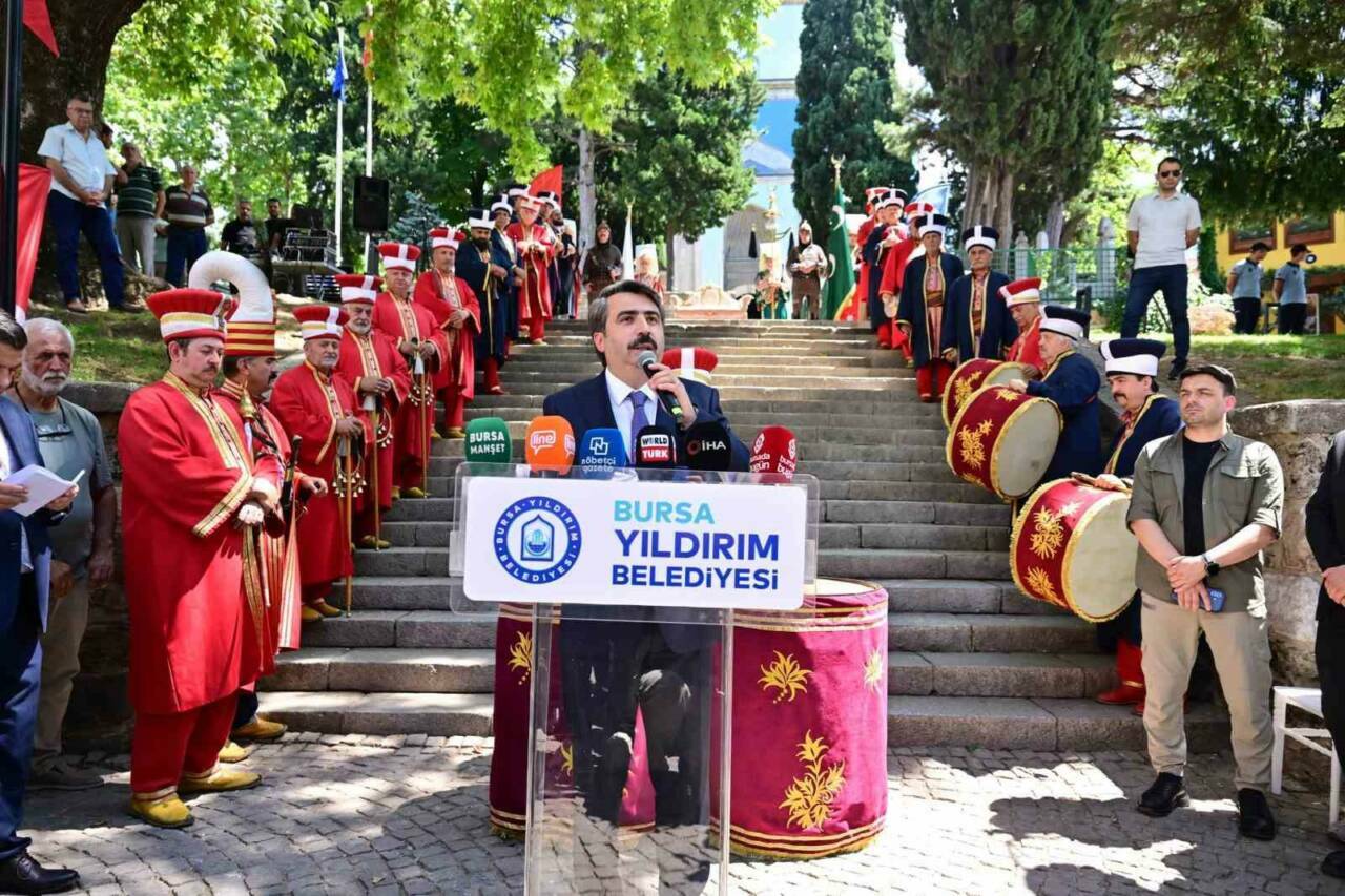 Bursa'da tarihi tören: Çelebi Mehmed dualarla anıldı 1 bursada tarihi toren celebi mehmed dualarla anildi e982207493d5