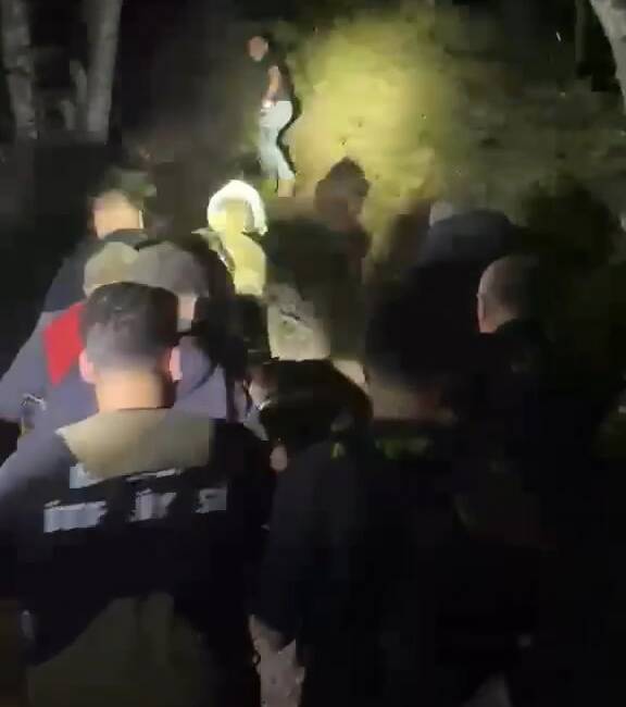 Bursa’da tehlikeli anlar! Bakın nasıl kurtuldu Bursa, patika yolda yürürken dengesini kaybederek yamaç kenarına düşen kişi,