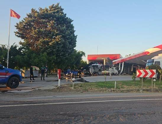 Bursa'da korkunç kaza: 1 ölü 1 bursada tir akaryakit istasyonuna daldi 1 olu aec2876d258b