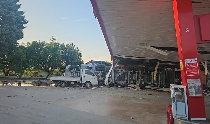 Bursa’da korkunç kaza: 1 ölü Bursa’nın İznik ilçesinde kömür yüklü TIR akaryakıt istasyonuna daldı. Kazada