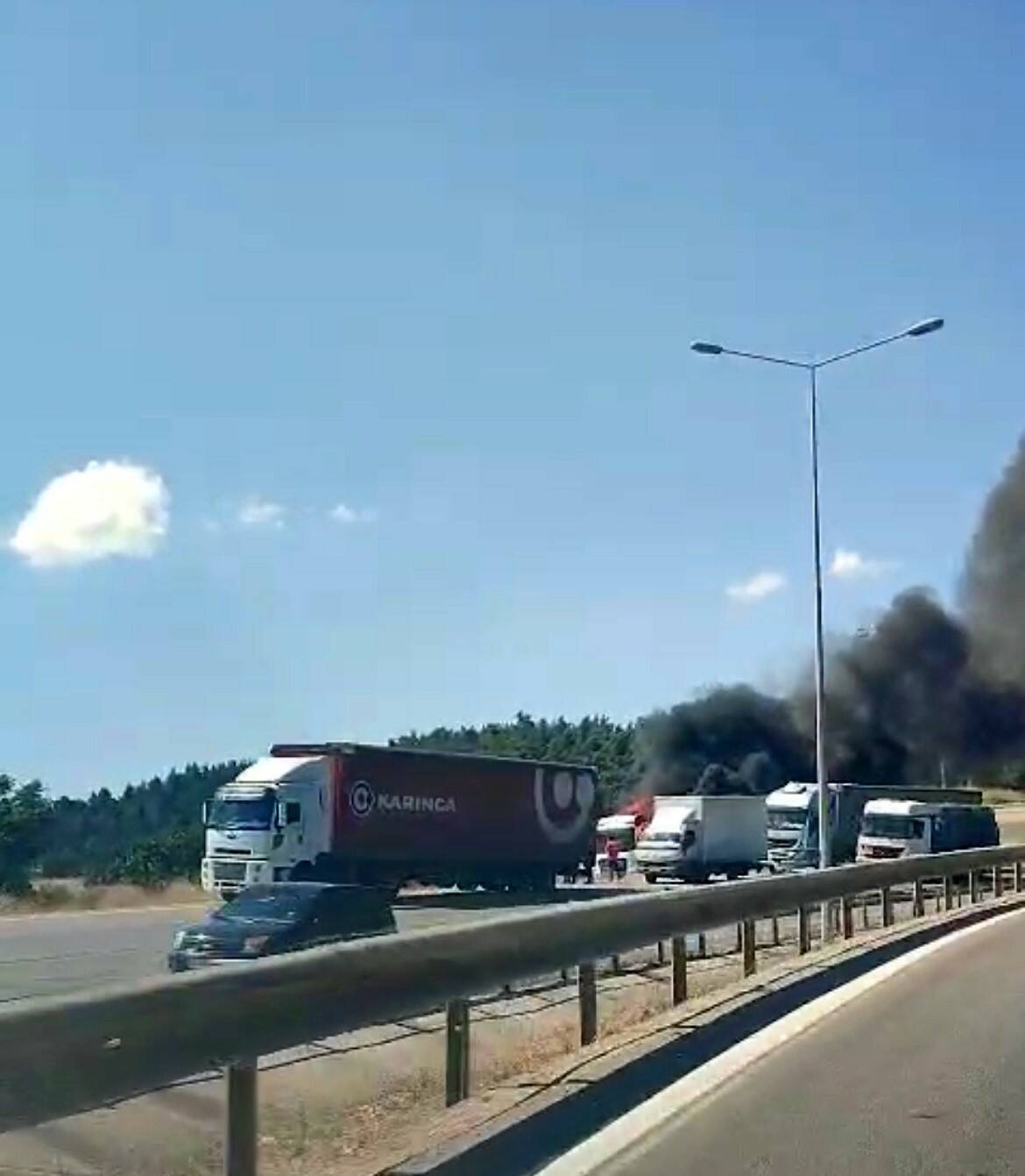 Bursa’da TIR alev topuna döndü 2 bursada tir alev topuna dondu 691f7e3263d8