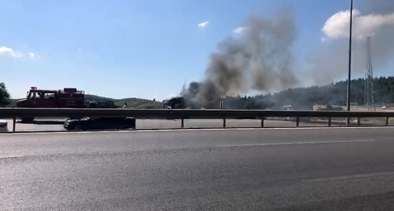 Bursa’da TIR alev topuna döndü Bursa’nın Gemlik ilçesinde seyir halinde olan bir TIR, Dürdane rampasında