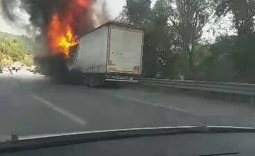 Bursa’nın Gemlik ilçesinde seyir halindeki TIR'da çıkan yangın paniğe neden