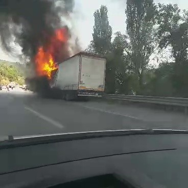 Bursa’nın Gemlik ilçesinde seyir halindeki TIR'da çıkan yangın paniğe neden