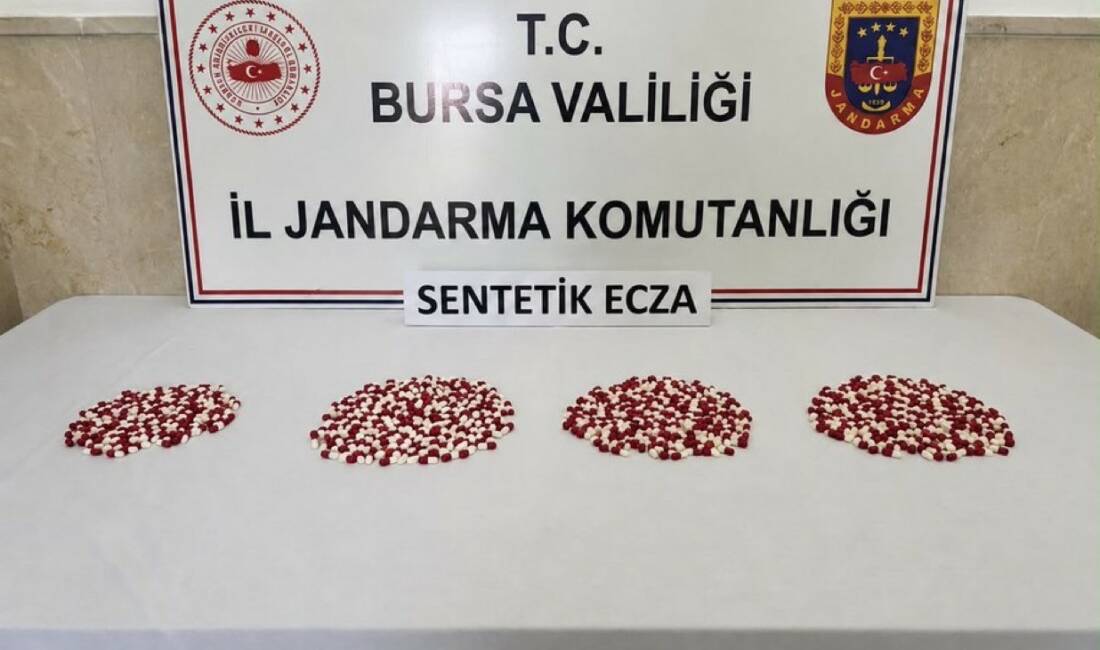 Bursa’da uyuşturucu operasyonu Bursa’da jandarma ekiplerince düzenlenen uyuşturucu operasyonunda bin 98 adet sentetik