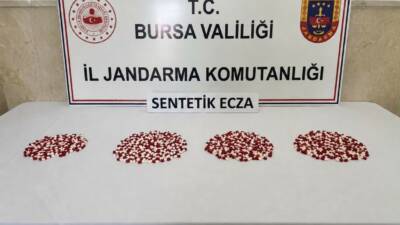 Bursa’da jandarma ekiplerince düzenlenen uyuşturucu operasyonunda bin 98 adet sentetik