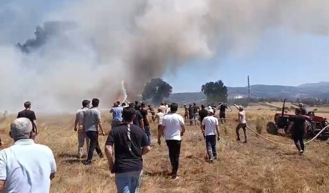 Bursa'nın Orhaneli ilçesinde tarlada çıkan anız yangını, mahallelinin erken müdahalesiyle