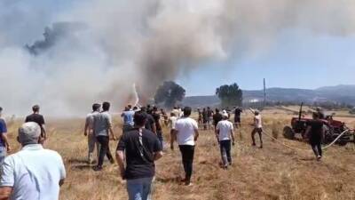 Bursa'nın Orhaneli ilçesinde tarlada çıkan anız yangını, mahallelinin erken müdahalesiyle
