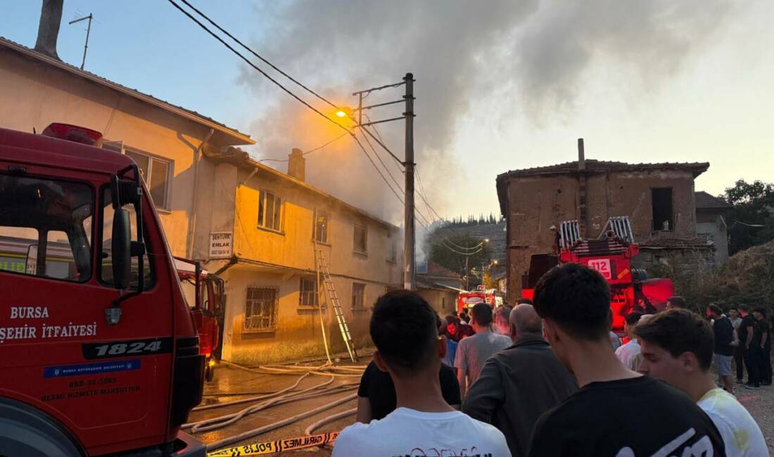 Bursa'da, 2 katlı evin üst katındaki dairede çıkan yangında Erkut