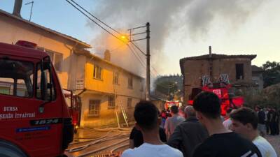 Bursa'da, 2 katlı evin üst katındaki dairede çıkan yangında Erkut