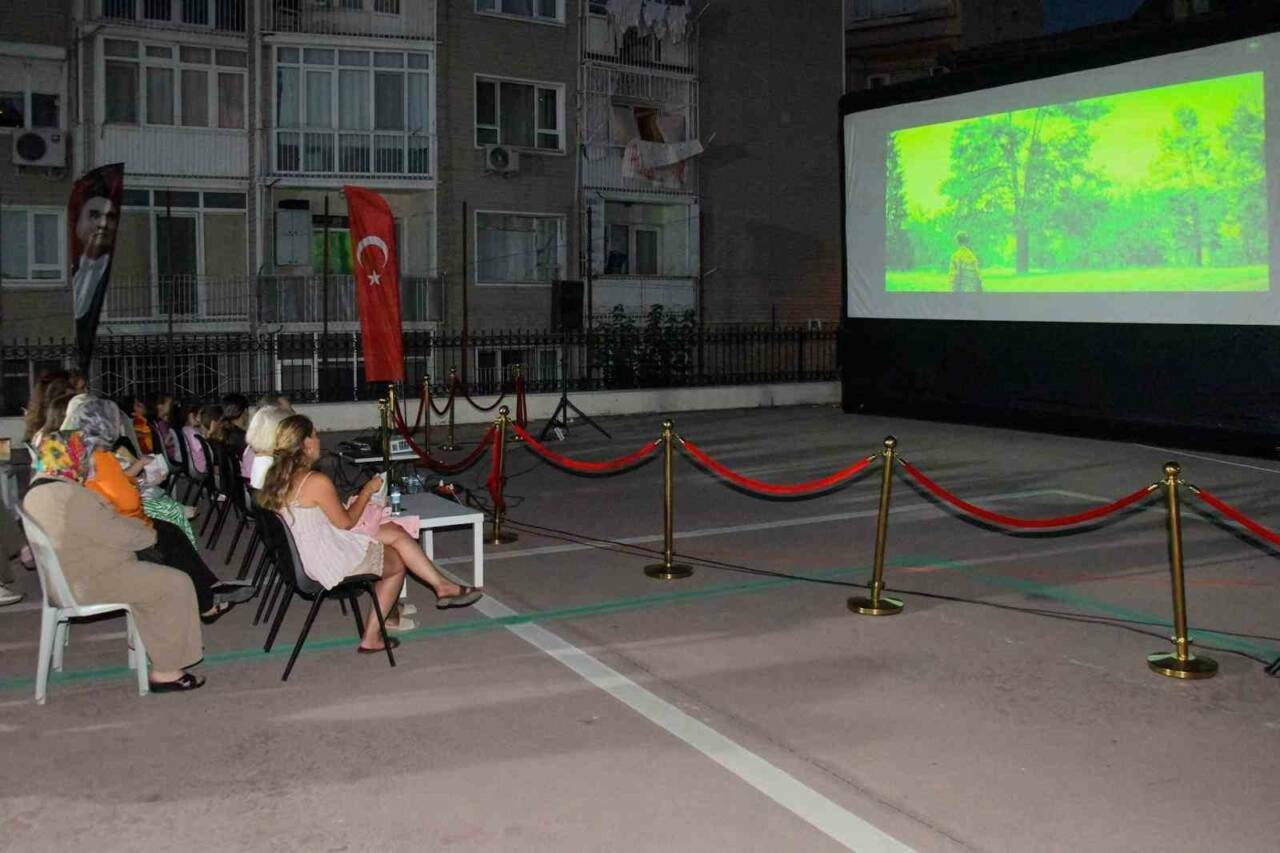 bursada yaz aksamlari acik hava sinemasiyla senleniyor f75ab9af713b