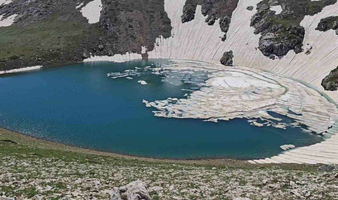 Uludağ’ın zirvesinde bulunan buzul gölleri, yaz ortasında Antarktika’yı aratmayan görüntülere