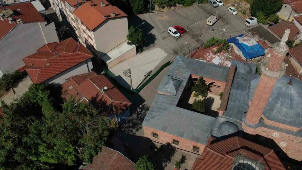 Bursa'da yetkililere çağrı! Şehir merkezindeki tarihi mezara bakın ne yapıldı... 6 bursada yetkililere cagri sehir merkezindeki tarihi mezara bakin ne yapildi 467e2d455c7b