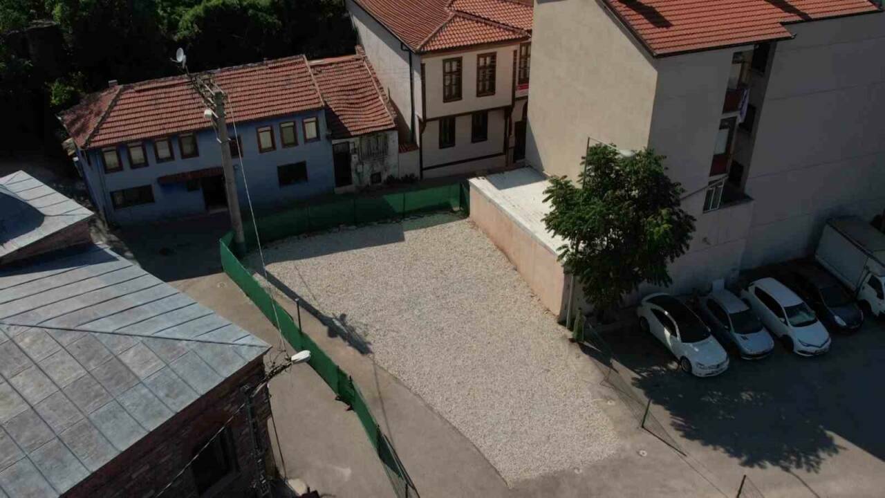 Bursa'da yetkililere çağrı! Şehir merkezindeki tarihi mezara bakın ne yapıldı... 5 bursada yetkililere cagri sehir merkezindeki tarihi mezara bakin ne yapildi 6c1e52dcaa5e