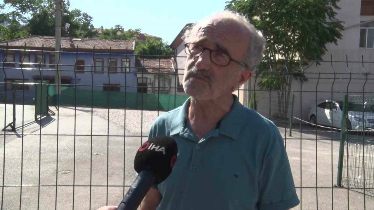 Bursa'da yetkililere çağrı! Şehir merkezindeki tarihi mezara bakın ne yapıldı... 1 bursada yetkililere cagri sehir merkezindeki tarihi mezara bakin ne yapildi 96496e956c45
