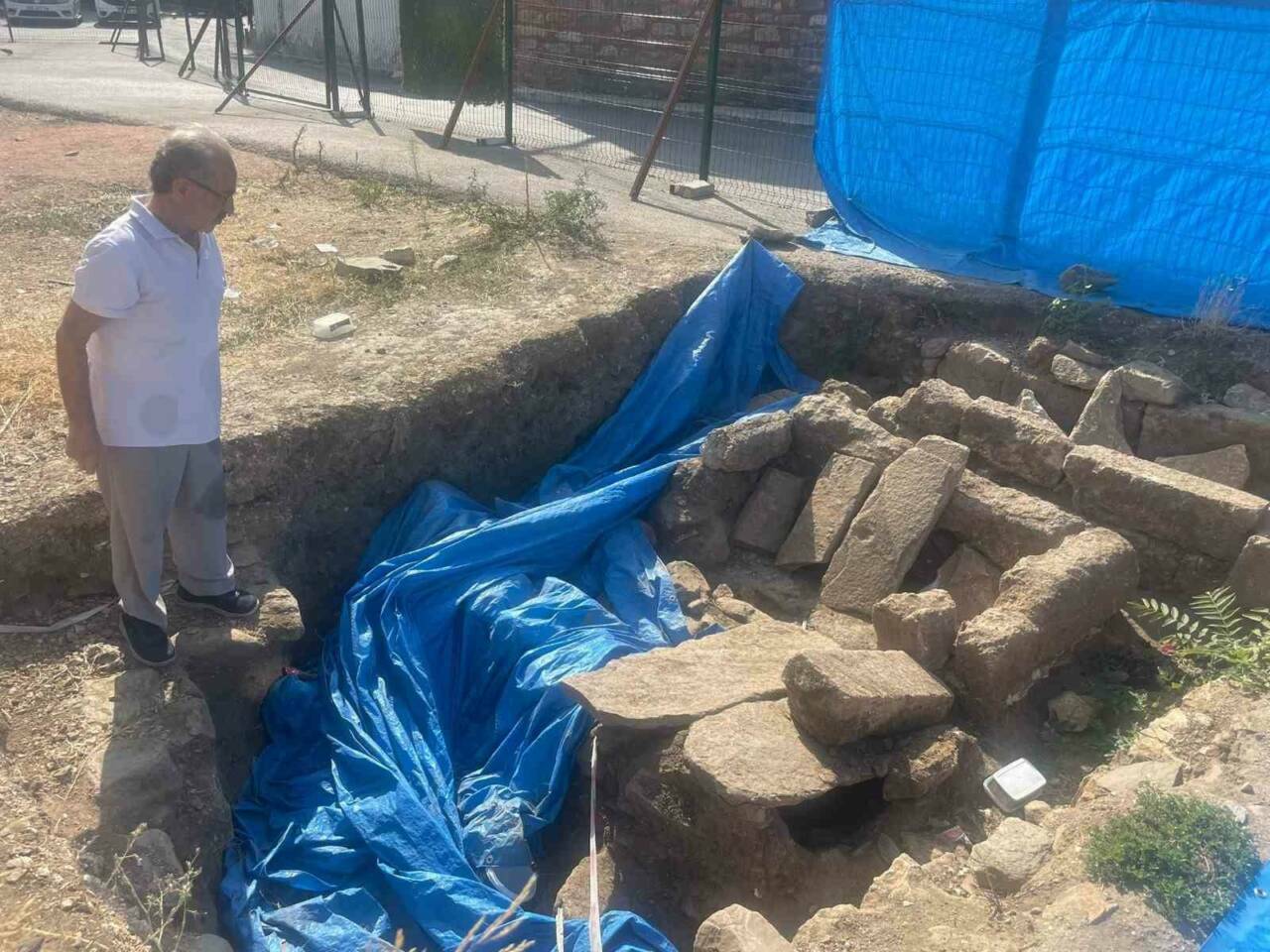 Bursa'da yetkililere çağrı! Şehir merkezindeki tarihi mezara bakın ne yapıldı... 2 bursada yetkililere cagri sehir merkezindeki tarihi mezara bakin ne yapildi b1232df2a6e2