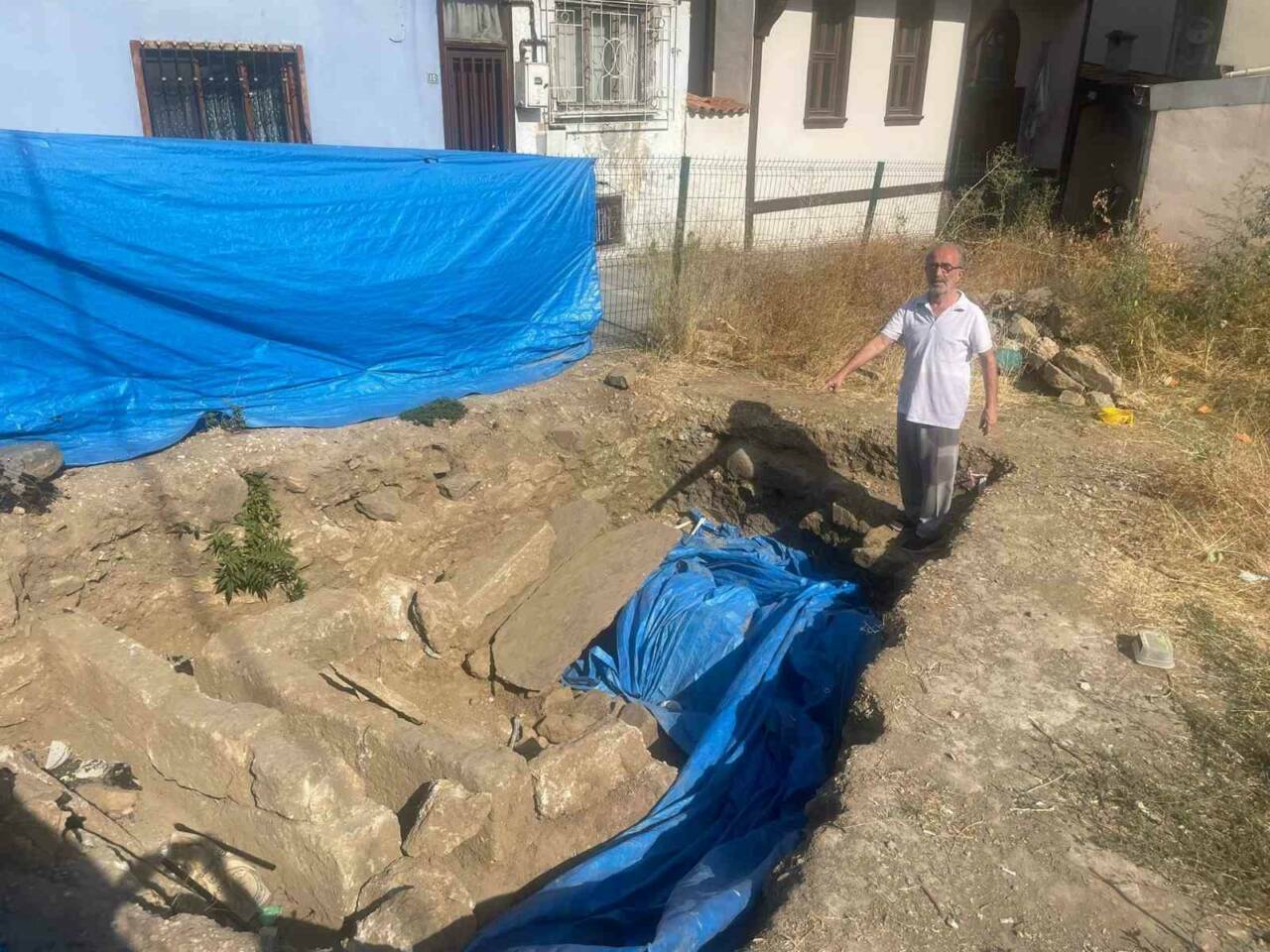 Bursa'da yetkililere çağrı! Şehir merkezindeki tarihi mezara bakın ne yapıldı... 3 bursada yetkililere cagri sehir merkezindeki tarihi mezara bakin ne yapildi edf340a6c100