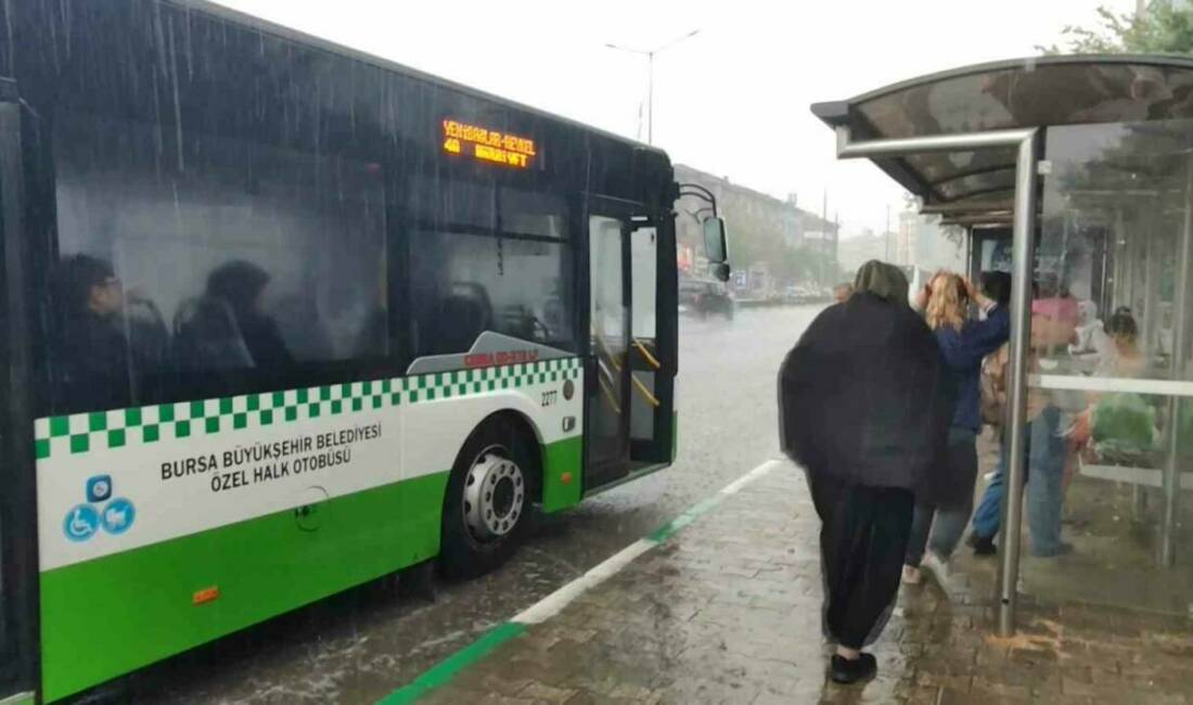 Bursa’da yollar göle döndü! Vatandaşların zor anları kamerada Bursa’da bir anda etkisini artıran etkili yağış sonrası yollar göle
