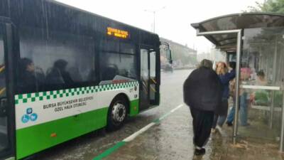 Bursa’da bir anda etkisini artıran etkili yağış sonrası yollar göle