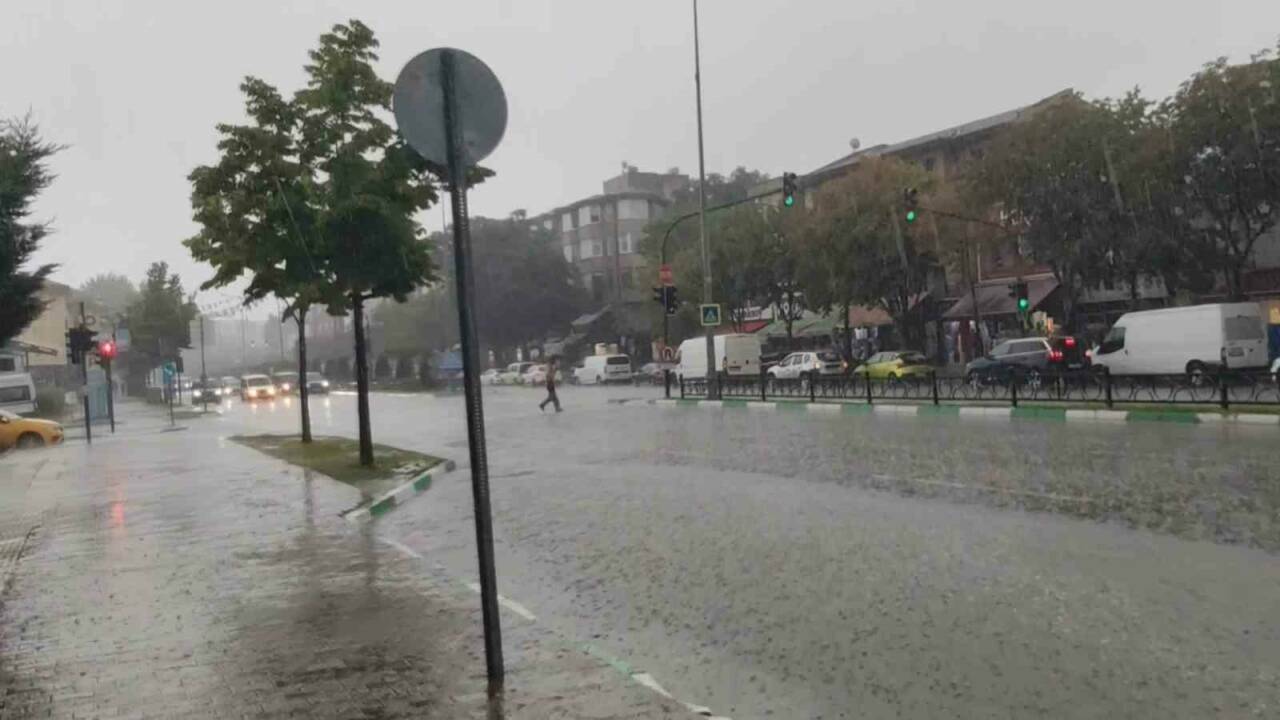 Bursa’da yollar göle döndü! Vatandaşların zor anları kamerada 3 bursada yollar gole dondu vatandaslarin zor anlari kamerada bd508e937ac0