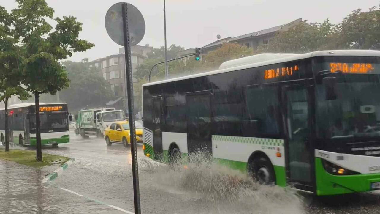Bursa’da yollar göle döndü! Vatandaşların zor anları kamerada 1 bursada yollar gole dondu vatandaslarin zor anlari kamerada d2c68c69eaf4