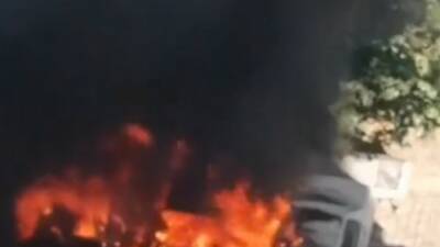 Bursa'nın Gemlik ilçesinde bir sitenin bahçesinde park halindeki otomobilde çıkan