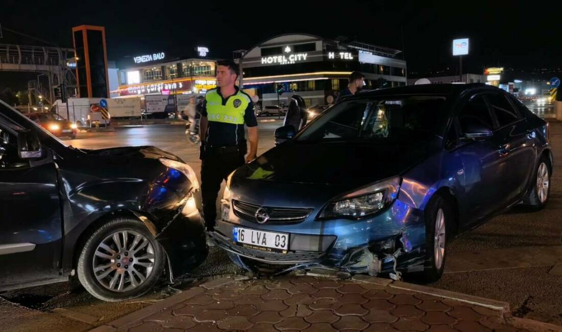 Bursa'nın İnegöl ilçesinde motosiklet, otomobil ve hafif ticari aracın karıştığı
