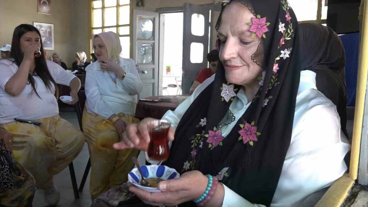 Bursa'da herkes o köyü konuşuyor: Erkekler gitti, kadınlar yönetimi ele aldı! 4 bursadaki o koyden erkekler gitti kadinlar yonetimi ele aldi 2dc36253f9cf