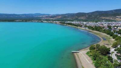 İznik Gölü, plankton patlaması sonrası turkuaza bürünmesiyle görenleri mest etti.