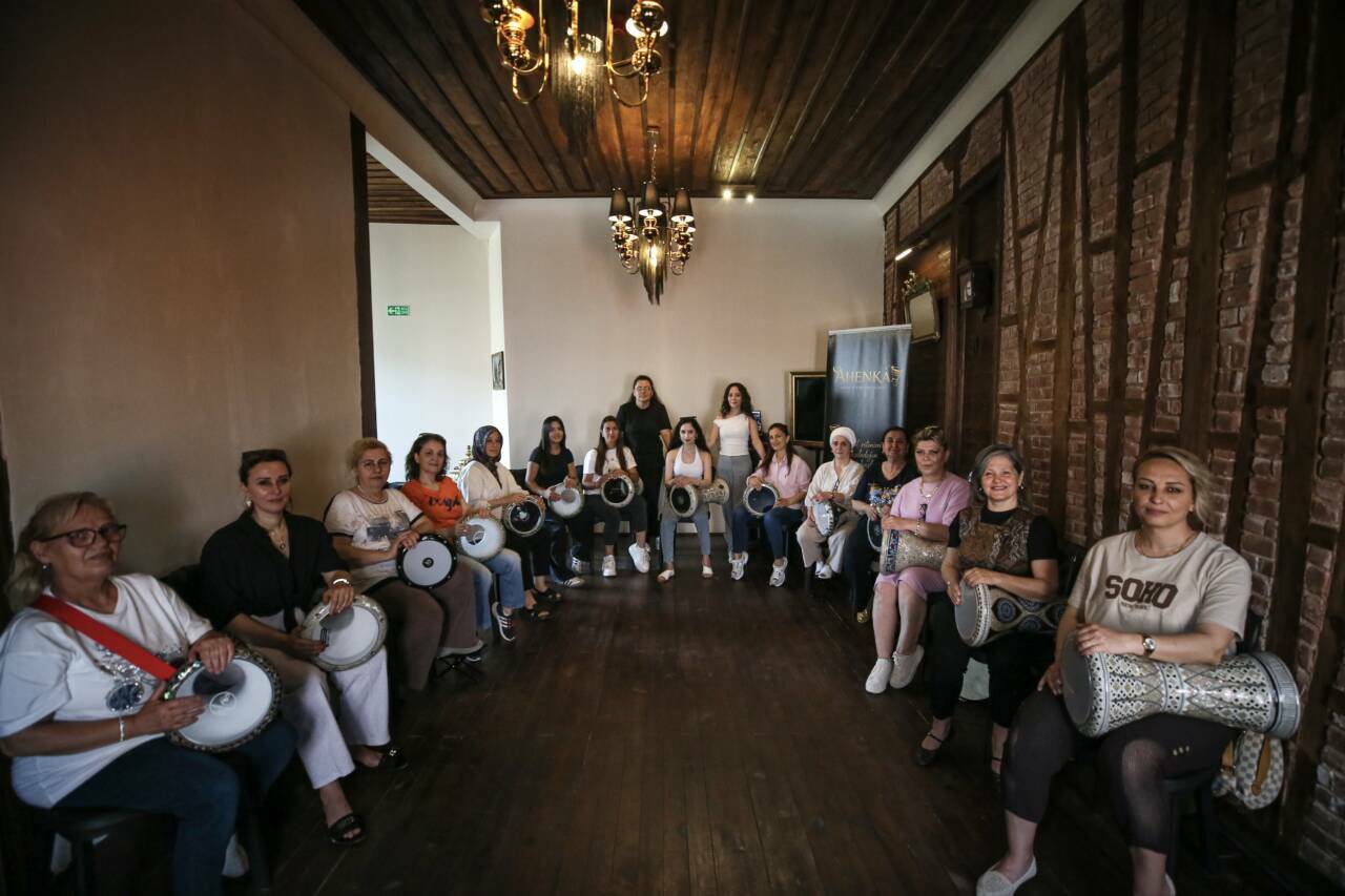 Bursa'da her sektörden kadınlar burada buluşuyor 3 bursali kadinlarin ritim grubuna buyuk ilgi b18fc19a7915