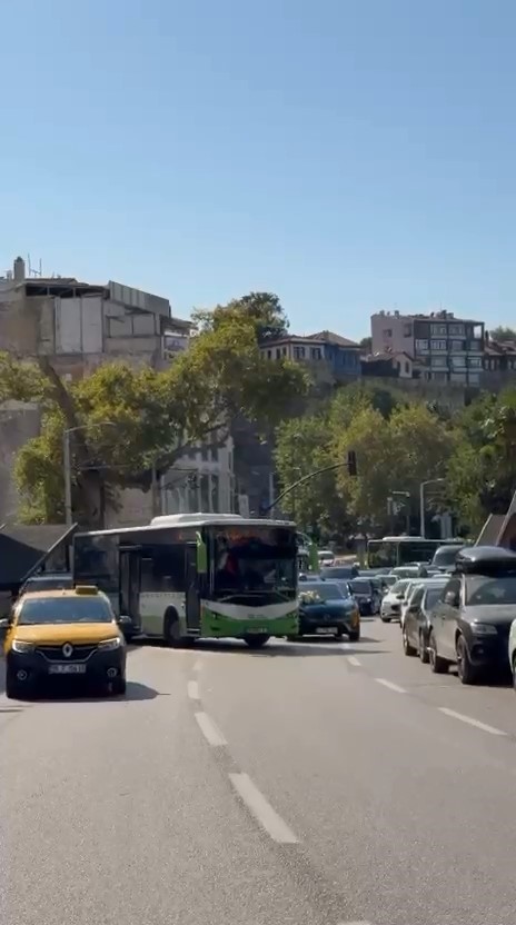 bursanin en islek caddesinde ilginc anlar dugun konvoyunun 2a7eb38f49a0