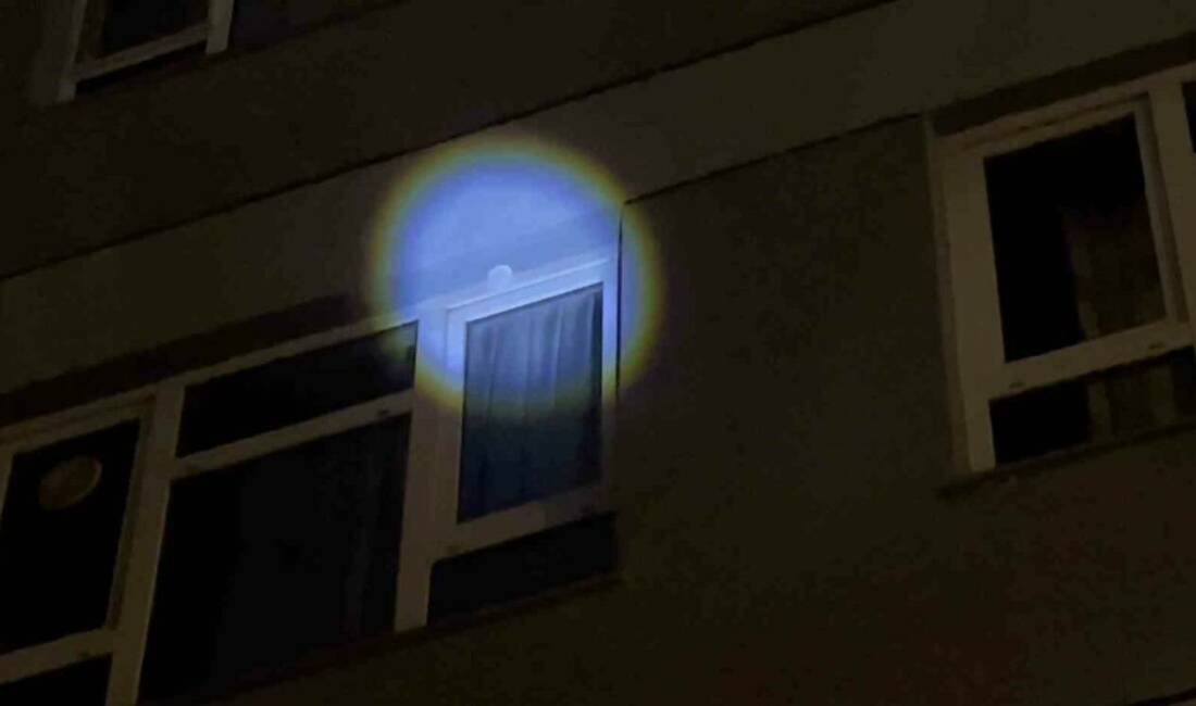 Bursa’nın en işlek sokağında kurşun yağmuru! Mahalleli ayağa kalktı… Bursa’nın Osmangazi ilçesinde gece saatlerinde silah sesleri mahalleyi ayağa kaldırdı.