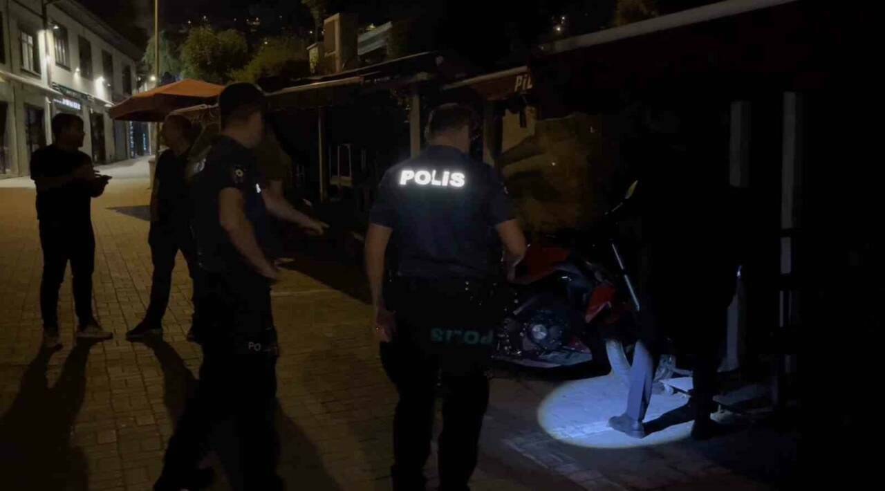Bursa'nın en işlek sokağında kurşun yağmuru! Mahalleli ayağa kalktı... 3 bursanin en islek sokagindaki eve kursun yagdirdilar 5f4e882e2eb5