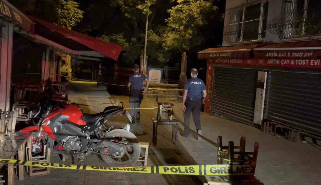 Bursa'nın en işlek sokağında kurşun yağmuru! Mahalleli ayağa kalktı... 1 bursanin en islek sokagindaki eve kursun yagdirdilar 8a87f135bcb9
