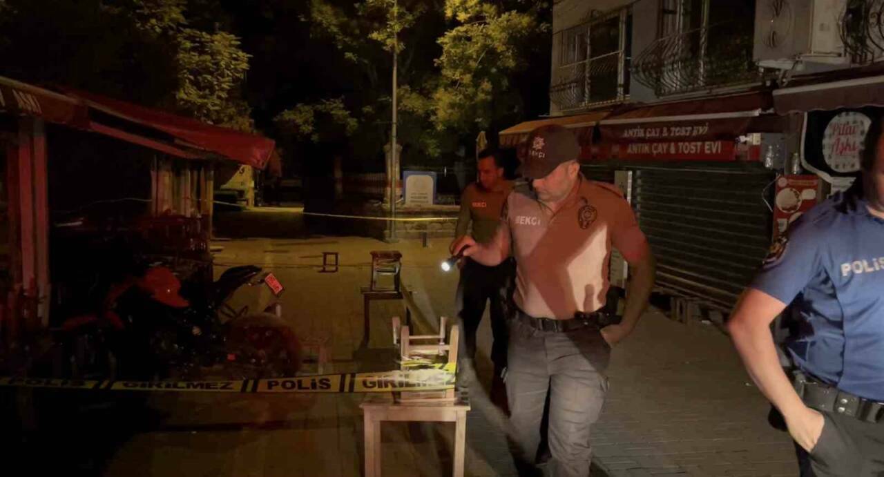 Bursa'nın en işlek sokağında kurşun yağmuru! Mahalleli ayağa kalktı... 2 bursanin en islek sokagindaki eve kursun yagdirdilar daed230f706e