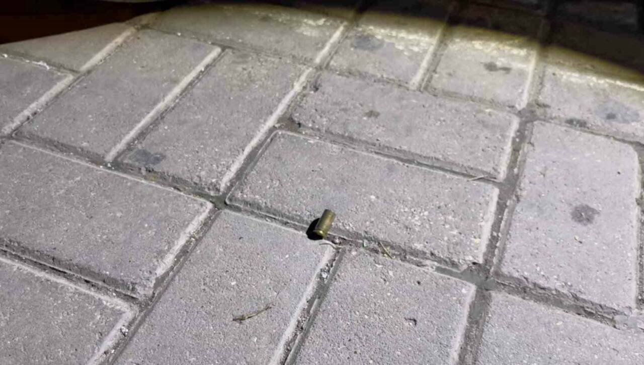 Bursa'nın en işlek sokağında kurşun yağmuru! Mahalleli ayağa kalktı... 4 bursanin en islek sokagindaki eve kursun yagdirdilar f0b26ca86740