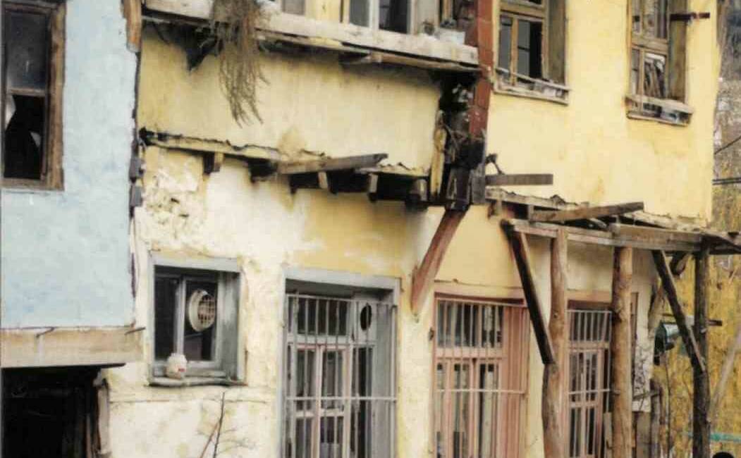 Bursa’nın şehir hafızası ‘Bellek’ izleyiciyle buluştu Ressam ve akademisyen Ömer Aydın’ın Bursa’nın gündelik hayatından izler taşıyan