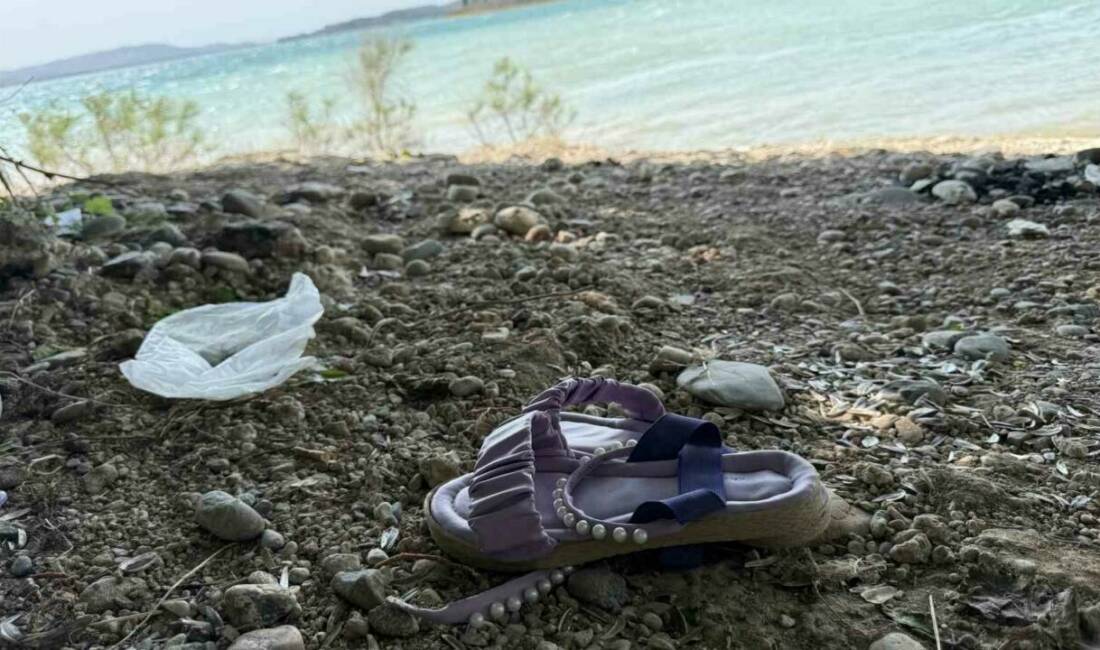 Çocuğunun terliğini almak için suya girdi, boğulup hayatını kaybetti Adana’da ailesiyle gittiği piknikte çocuğunun suya düşen terliğini almak isterken