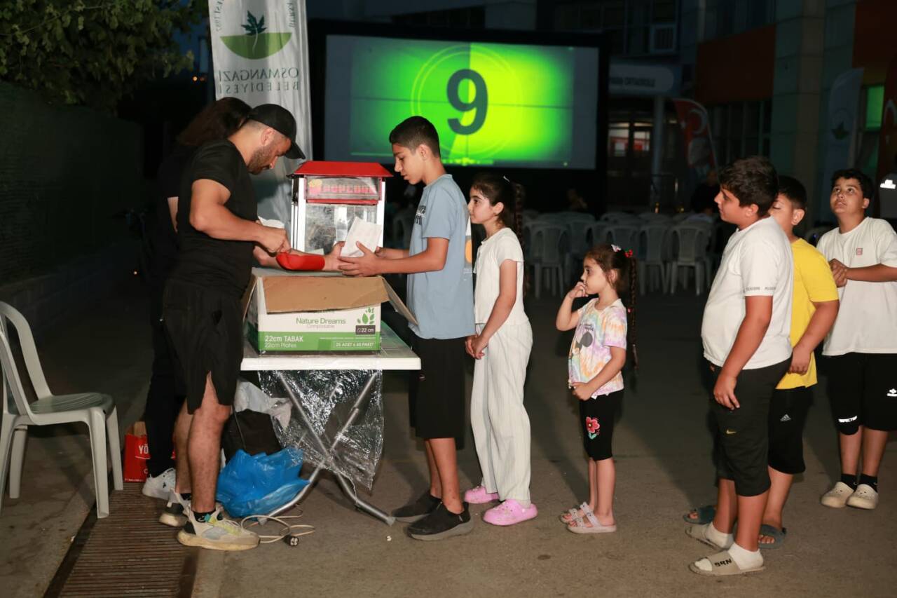 Bursa'da çocuklar için gezici yazlık sinema 1 cocuklara yazlik sinema 2