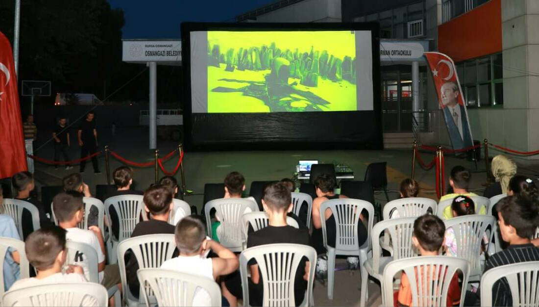 Bursa’da çocuklar için gezici yazlık sinema Osmangazi Belediyesi, çocukların yaz tatilini dolu dolu ve keyifli geçirebilmeleri